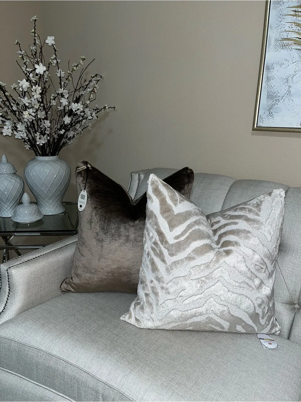 1-NWT CALLISTO HOME TAUPE LUXURY VELVET DECORATIVE PILLOW (T0258F12)